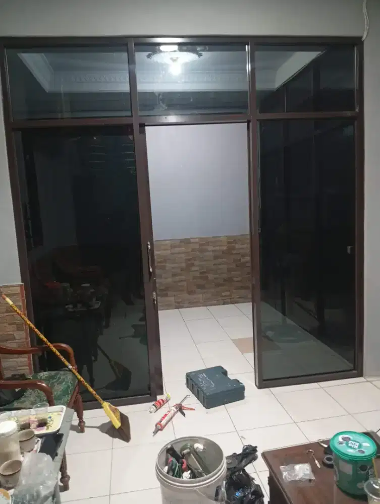 Pintu kaca aluminium & sekat ruangan kaca aluminium