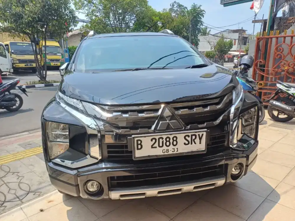 Xpander cross 1.5 at 2031 hitam