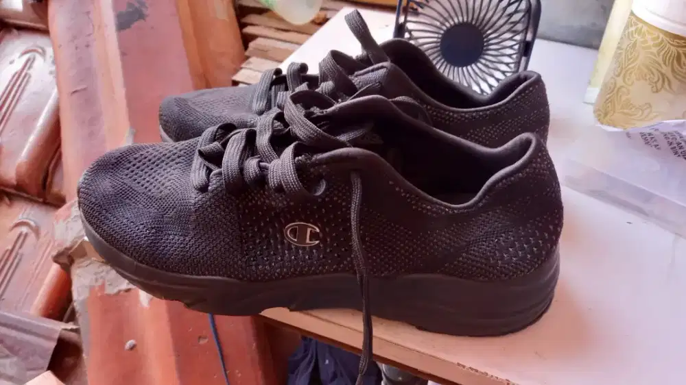 Sepatu sport runnung champion size 42 black import made in china