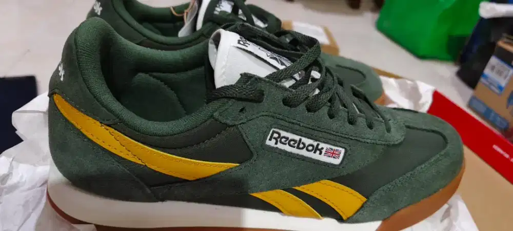 Sepatu Reebok warna hijau / Dark Green