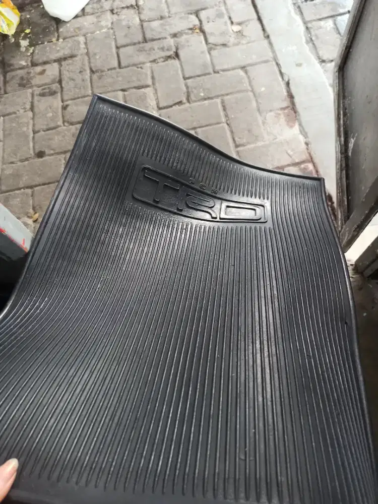 Karpet mobil bekas