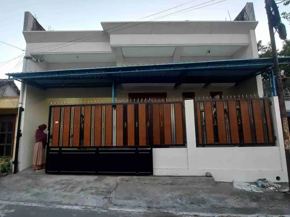 Rumah Cantik Strategis Terawat Atap Full Dag Beton Dekat Kampus UNS