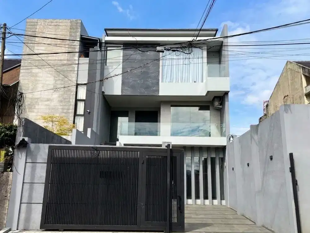 Dijual Rumah 3 Lantai Semi Furnished Dekat UPI, Cipaku, Setiabudi