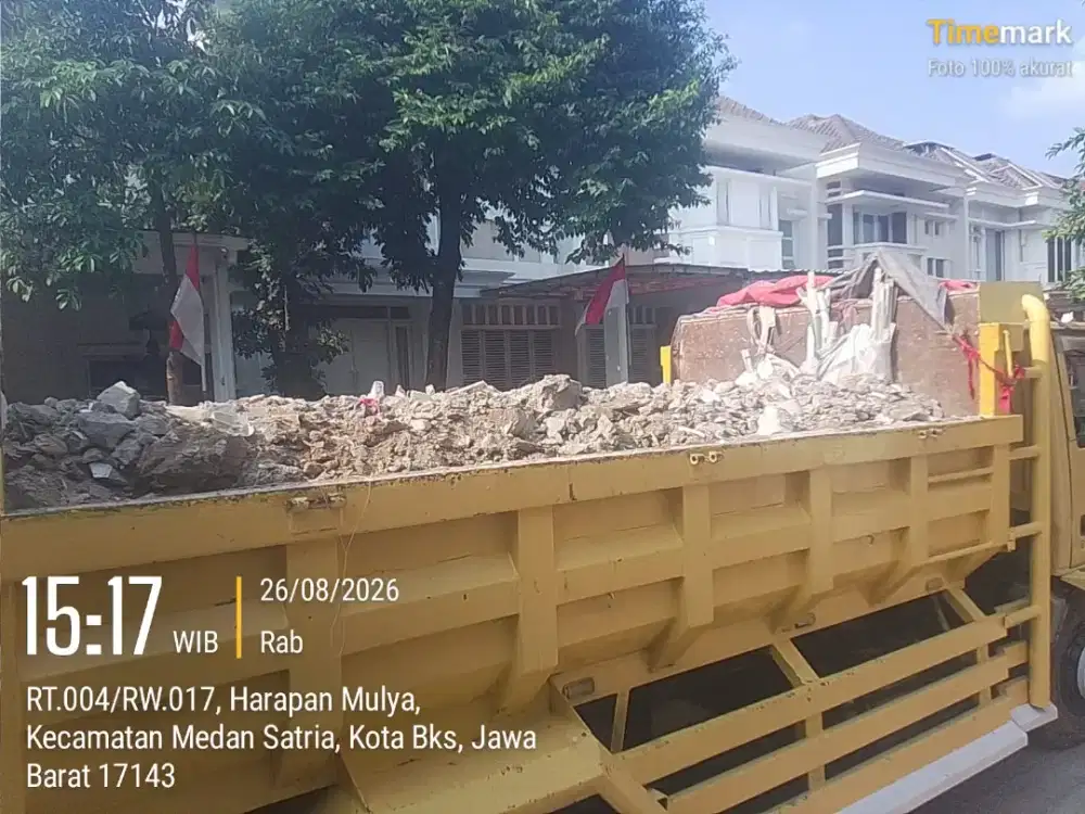 urugan tanah puing sampah proyek dan batang bekas
