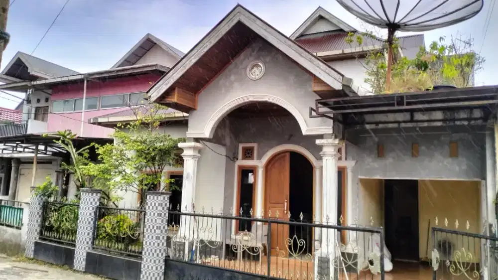 rumah dua lantai