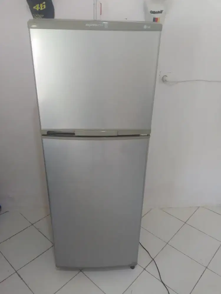 Kulkas 2 pintu mero LG di jamin msh orsinil