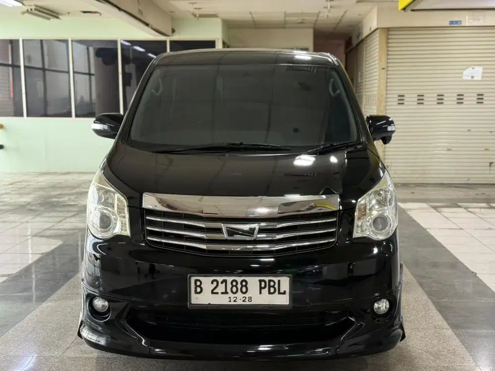 Toyota nav1 V 2.0 AT 2013 low km