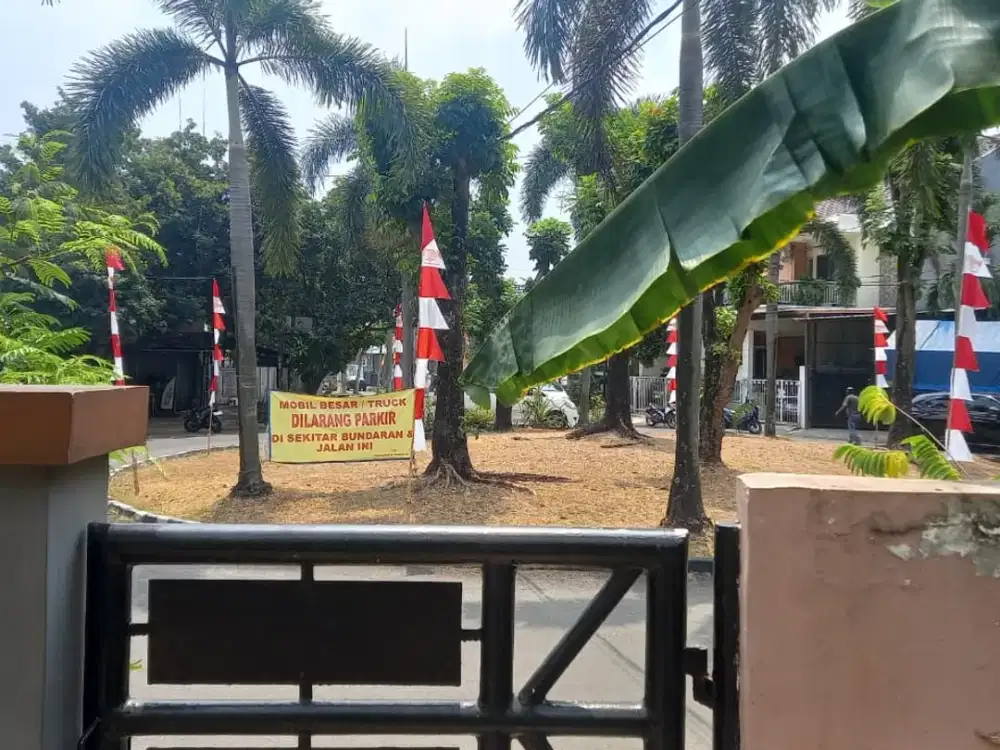 Rumah Hoek Asri Di Villa Melati Mas Lokasi Strategis