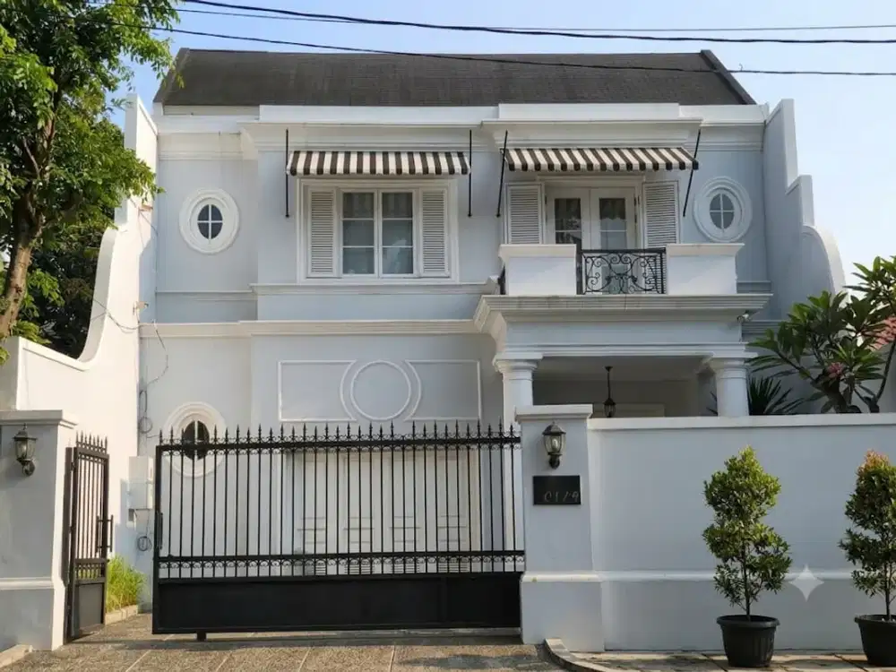 Rumah Modern Classic di PULOMAS Dilengkapi Kolam Renang