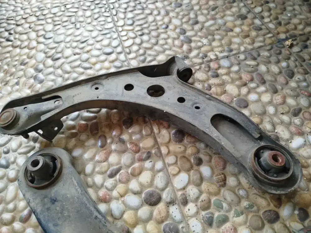 Lower arm eks mobilio (original bawaan pabrik?
