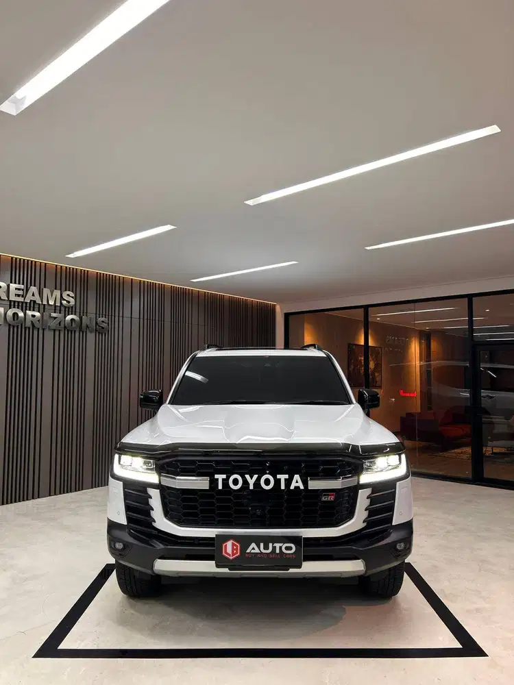 Toyota Land Cruiser LC300 GR 2023 Putih LC 300 GRS Km11rb B1400VLT