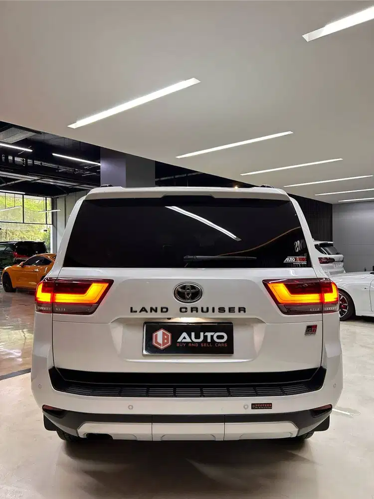 Toyota Land Cruiser LC300 GR 2023 Putih LC 300 GRS Km11rb B1400VLT