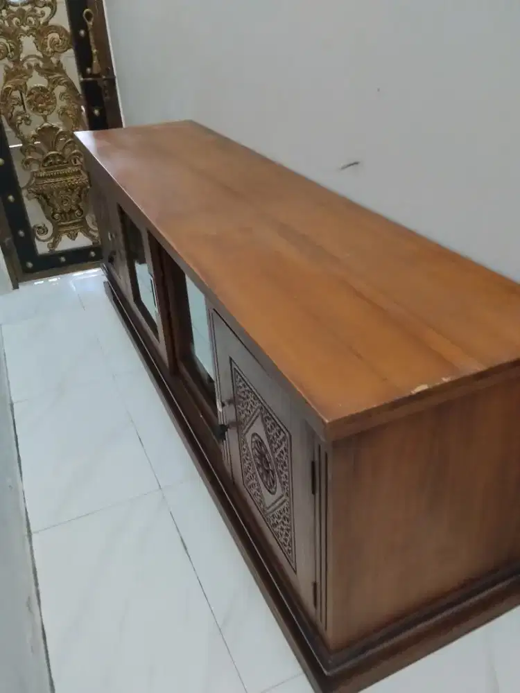Lemari untuk TV jati