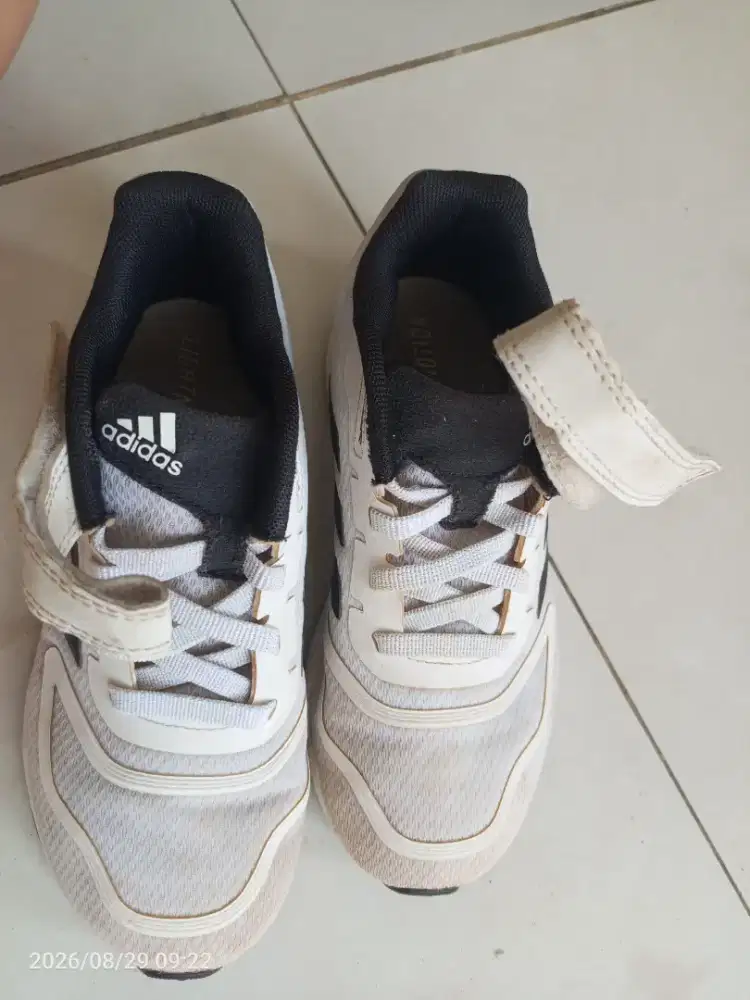 Adidas sepatu anak sneaker bekas ukuran 30