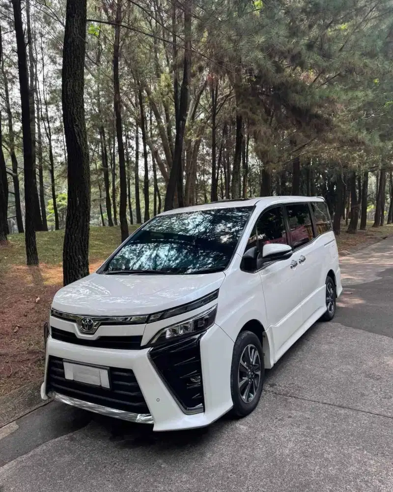 Toyota Voxy 2018 – White, Mulus, Interior Bersih