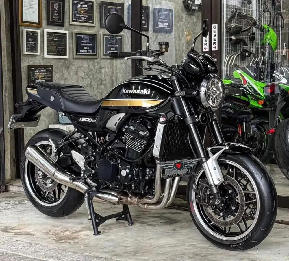 Kawasaki Z900 RS Metallic Diablo Black 2021
