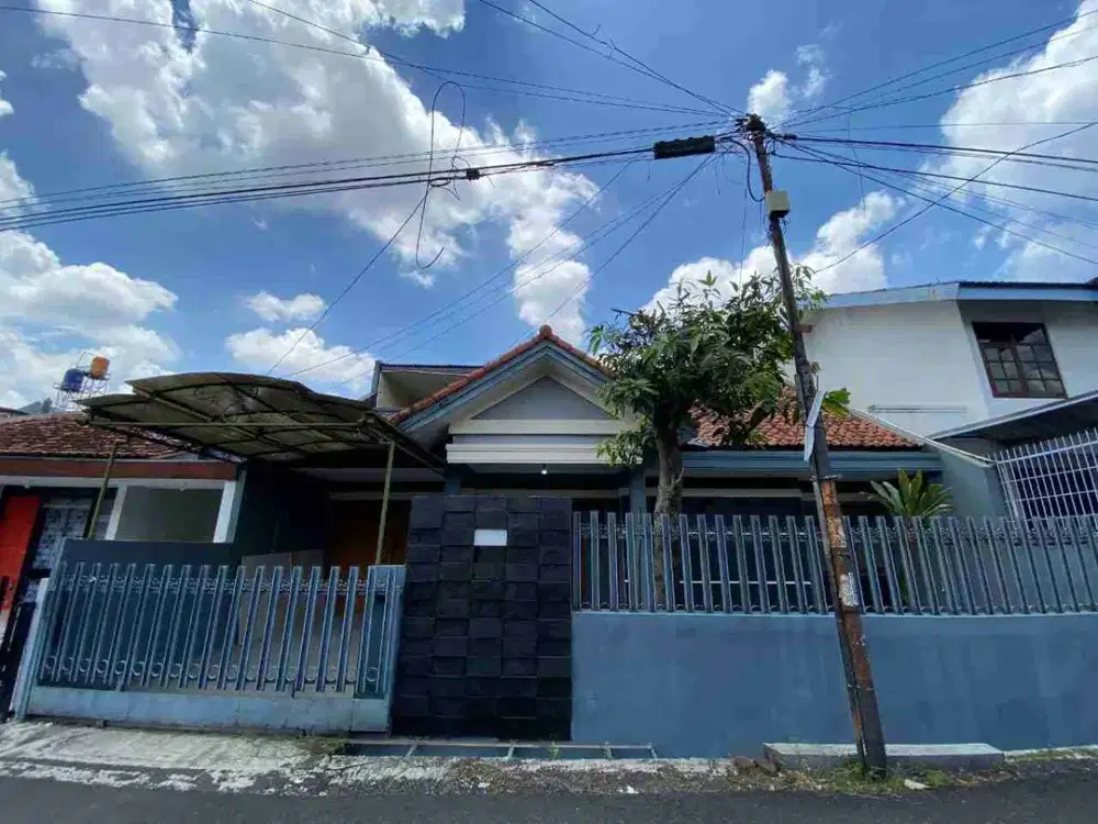 Disewakan Rumah Luas LB 225 di Komplek Arcamanik Endah hanya 55  Juta Per Tahun 

Lt 176 m2
Lb 225 m2
K tidur 3
K mandi 3 + 1
1.5 lantai
Listrik 2200.watt
Air submersible
Hadap Selatan
Garasi 1 mobil
Carport 1 mobil
Ada balkon untuk jemuran

 *Harga 55 Jt