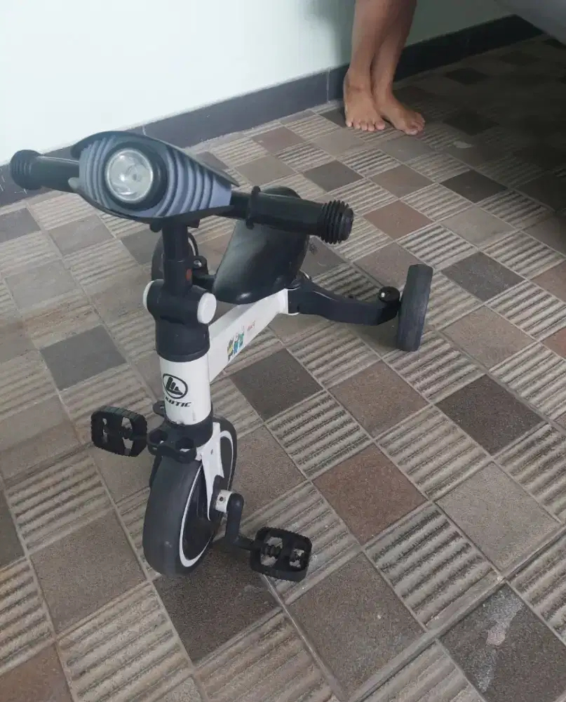 Sepeda anak kecil