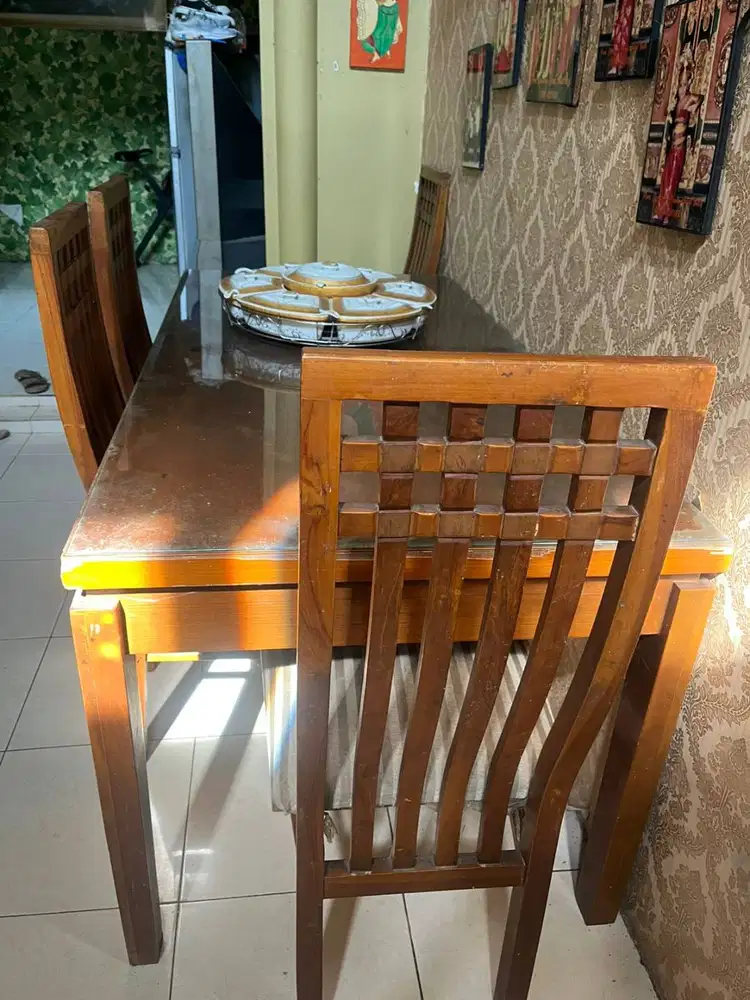 Meja makan 4 kursi