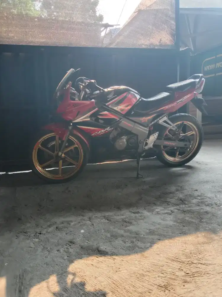 Jual murah. CBR antik. Mulus. Komplit.