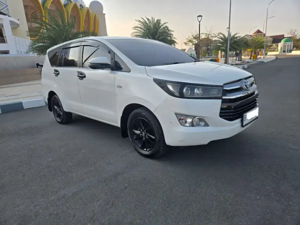 Toyota Innova Reborn 2.0 V AT