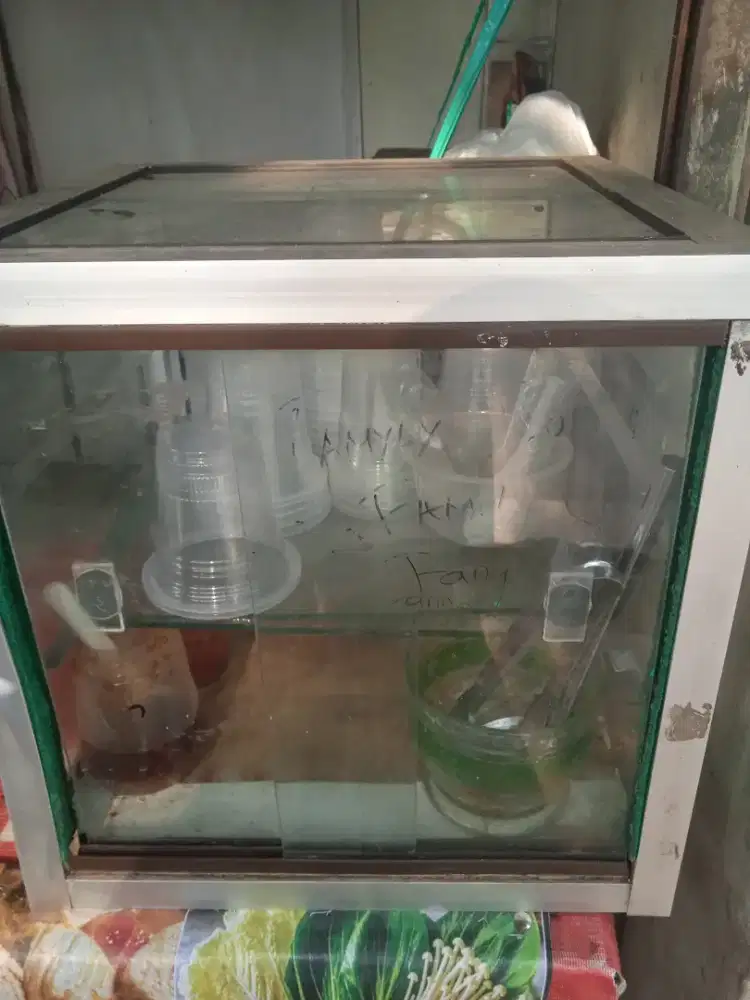 Dijual bekas etalase kaca