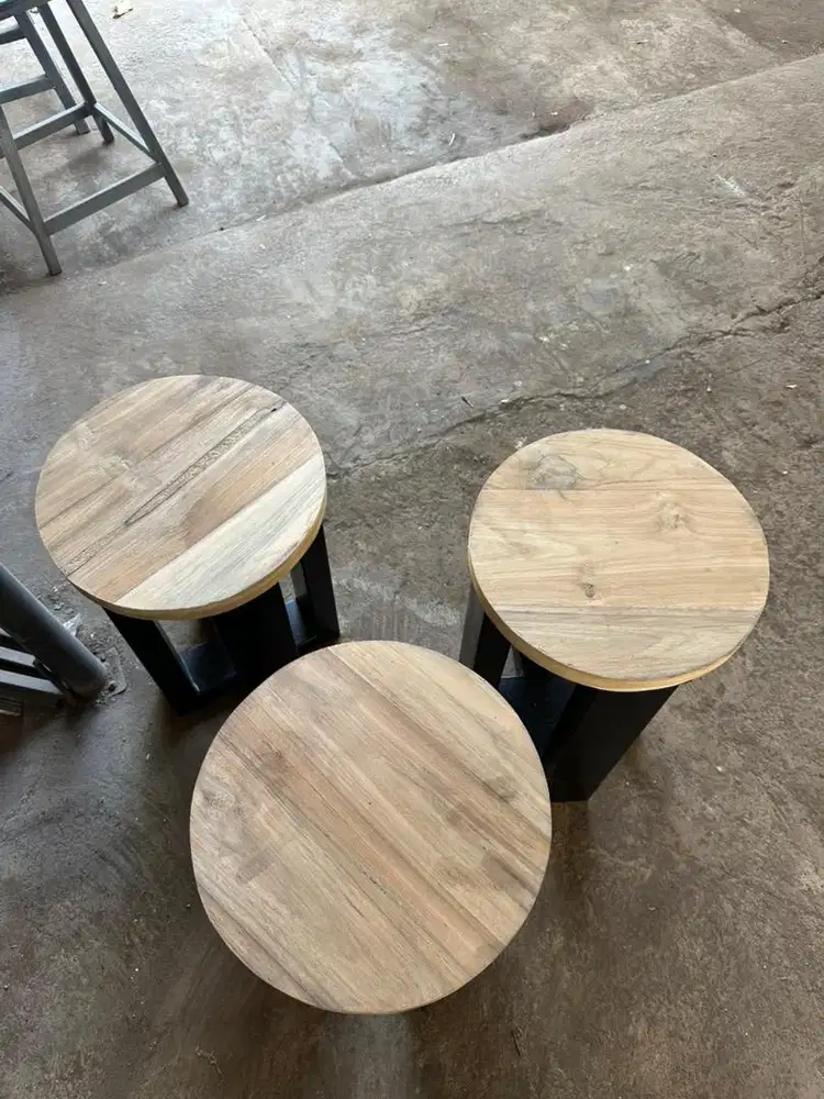 KURSI ATAU MEJA BESI ALAS KAYU JATI