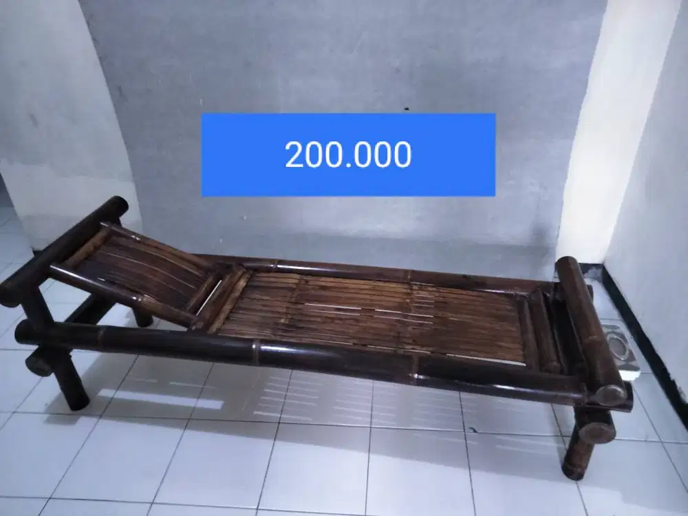 Kursi bambu panjang