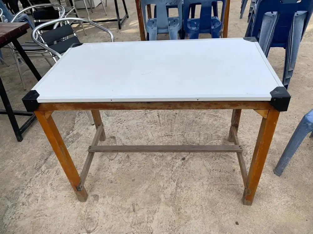 Dijual 7 meja berbahan kayu