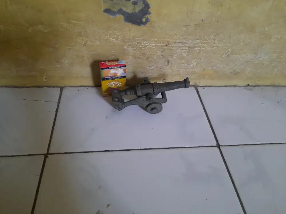 Pajangan miniatur meriam kuningan jadul