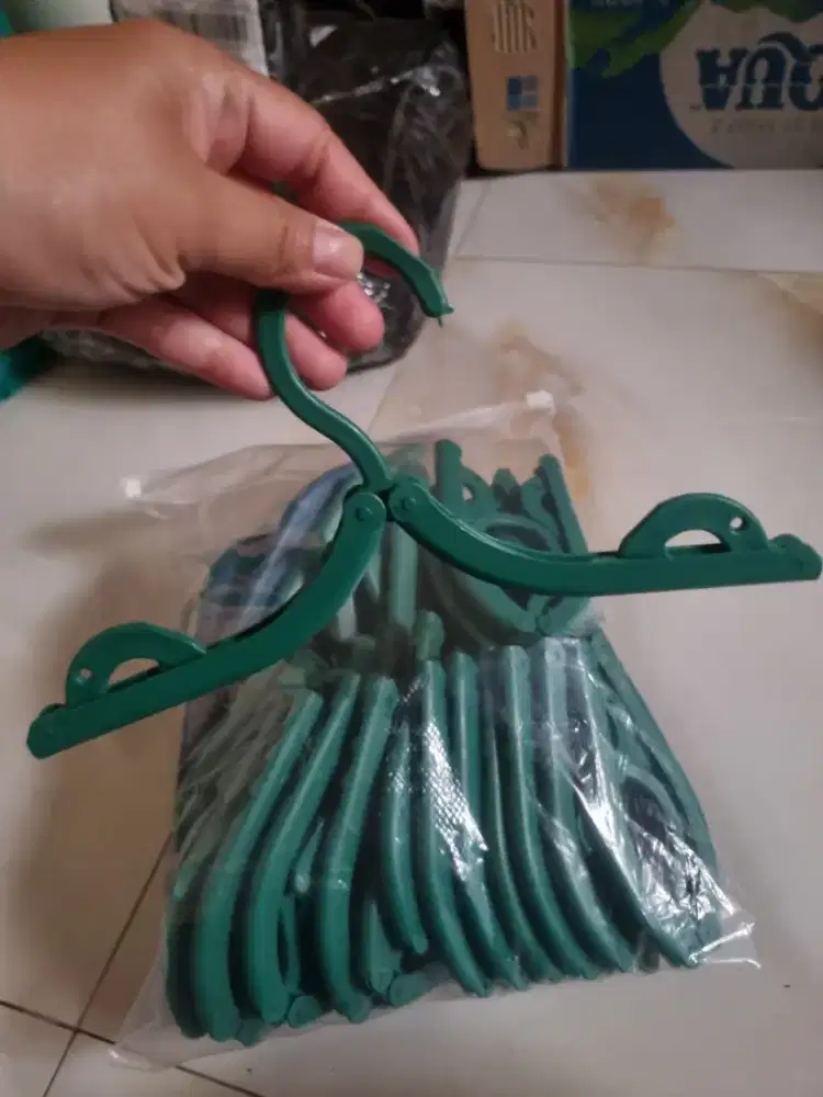 HANGER LIPAT masih baru banget 39 pcs gratis