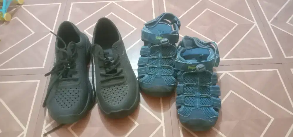 Sepatu karet dan sepatu hiking ( 25ribu )