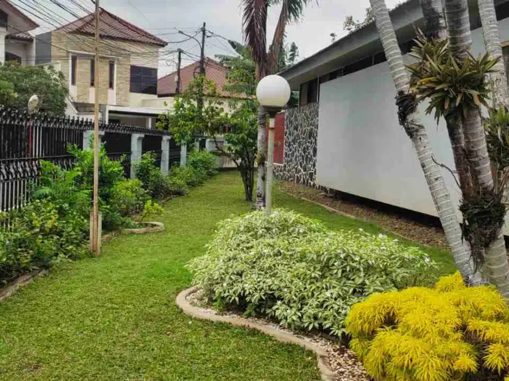 Rumah Lama yg di kelilingi halaman yg  sangat luas , dekat stasiun LRT dalam Komplek Elit di Pemuda Jakarta Timur Dijual