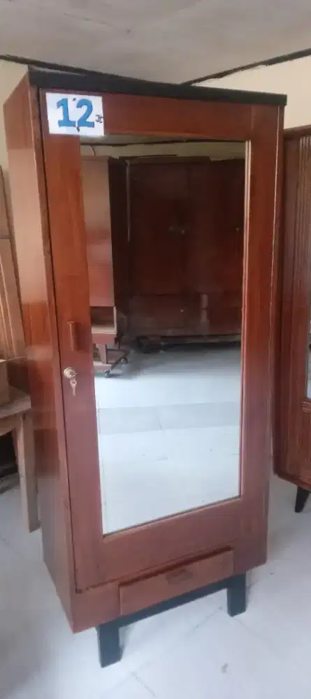 Lemari pakaian jati