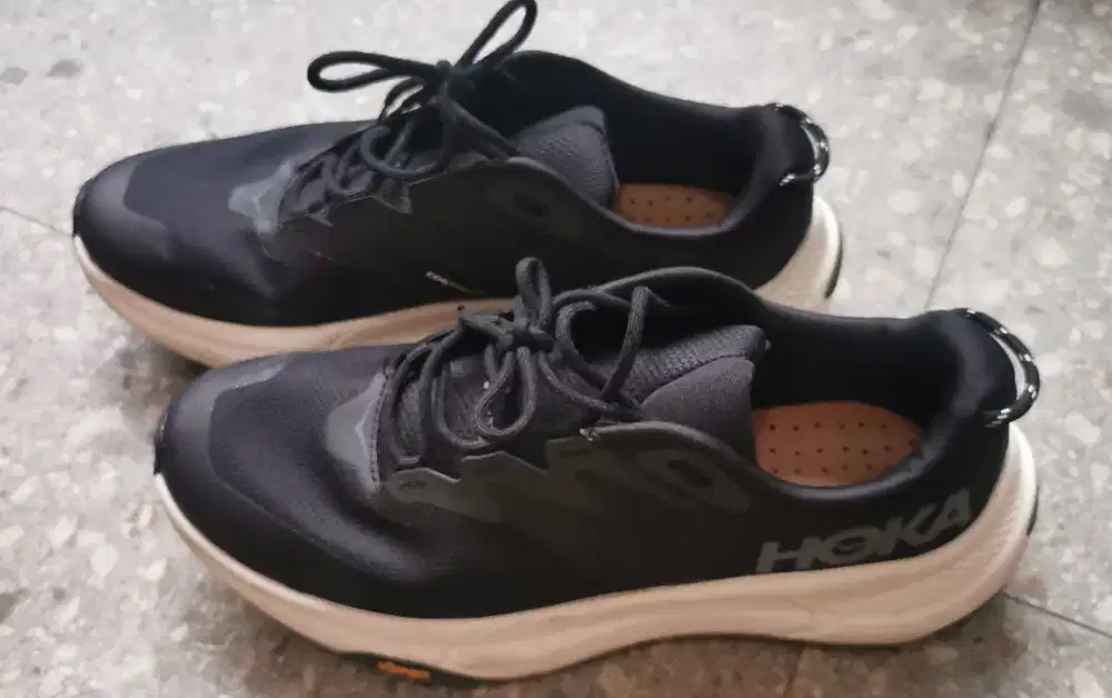 HOKA Transport Original warna Black/Cream