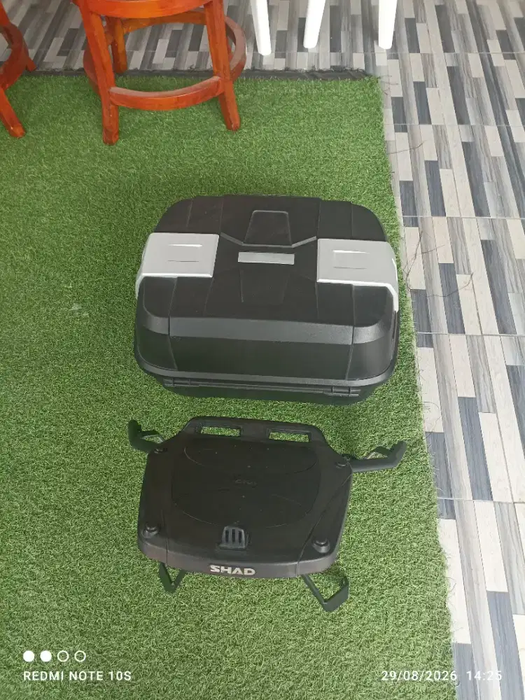 Box motor untuk touring merk Givi sama bracket merk shad