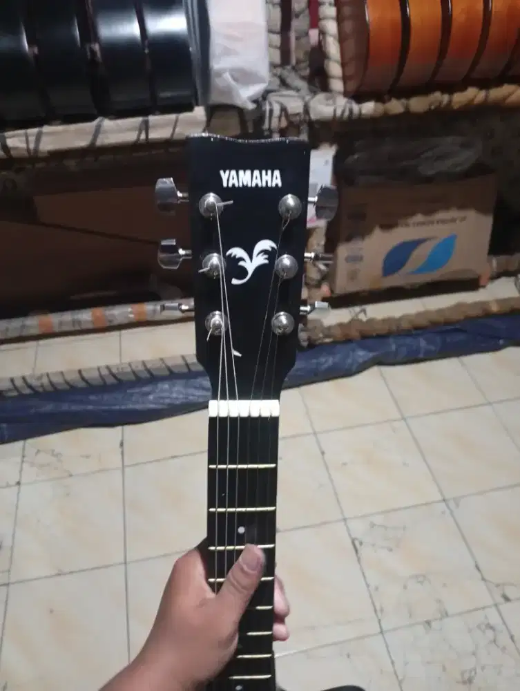 Gitar akustik pemula hitam