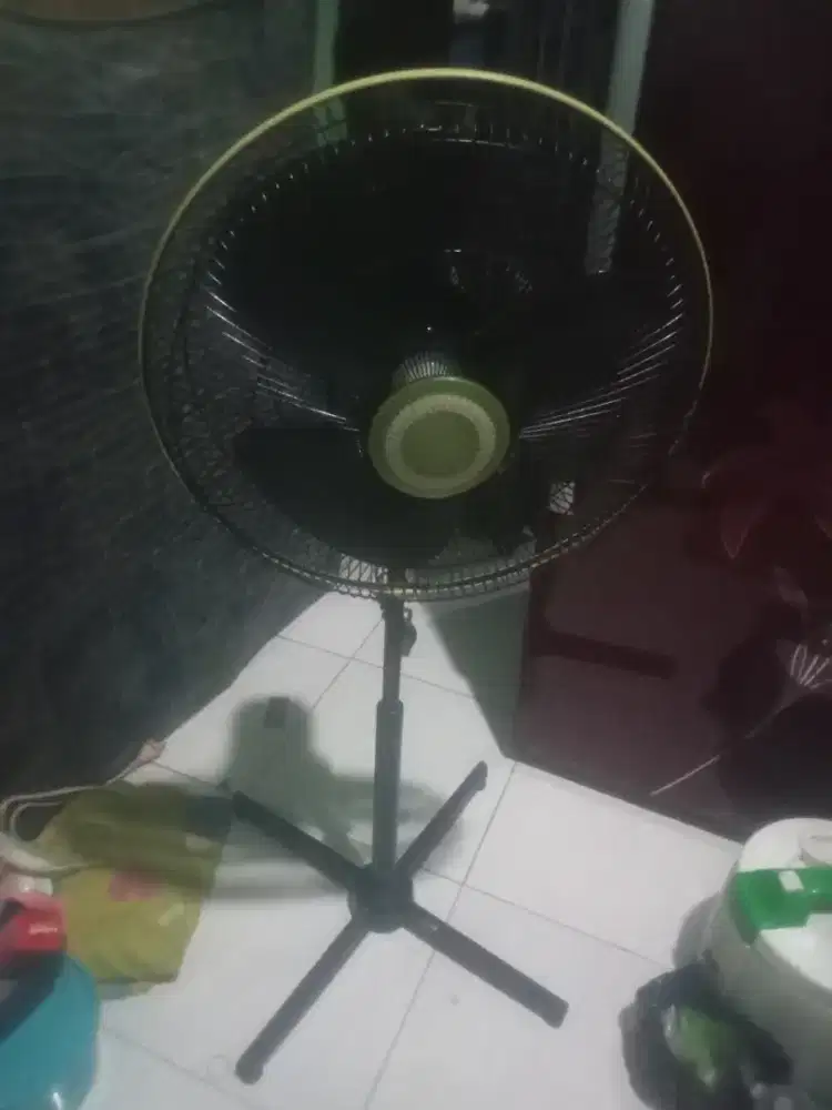 Kipas angin stand fan 16 inch cosmos normal nego tipis
