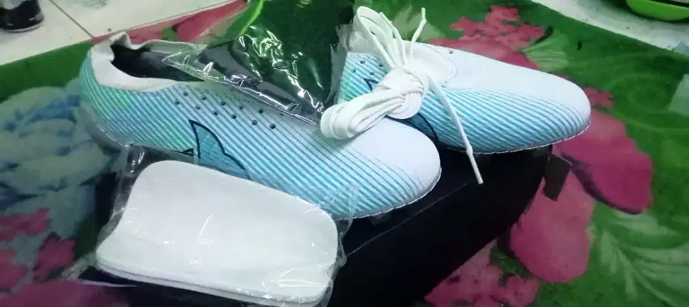 Dijual 1paket sepatu bola ukuran 42