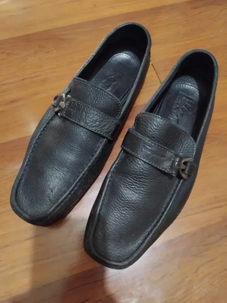 Sepatu kulit Ferragamo
