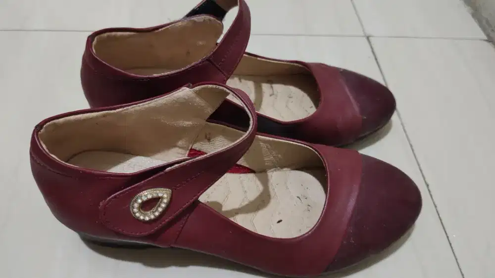 Dijual sepatu 2 pasang