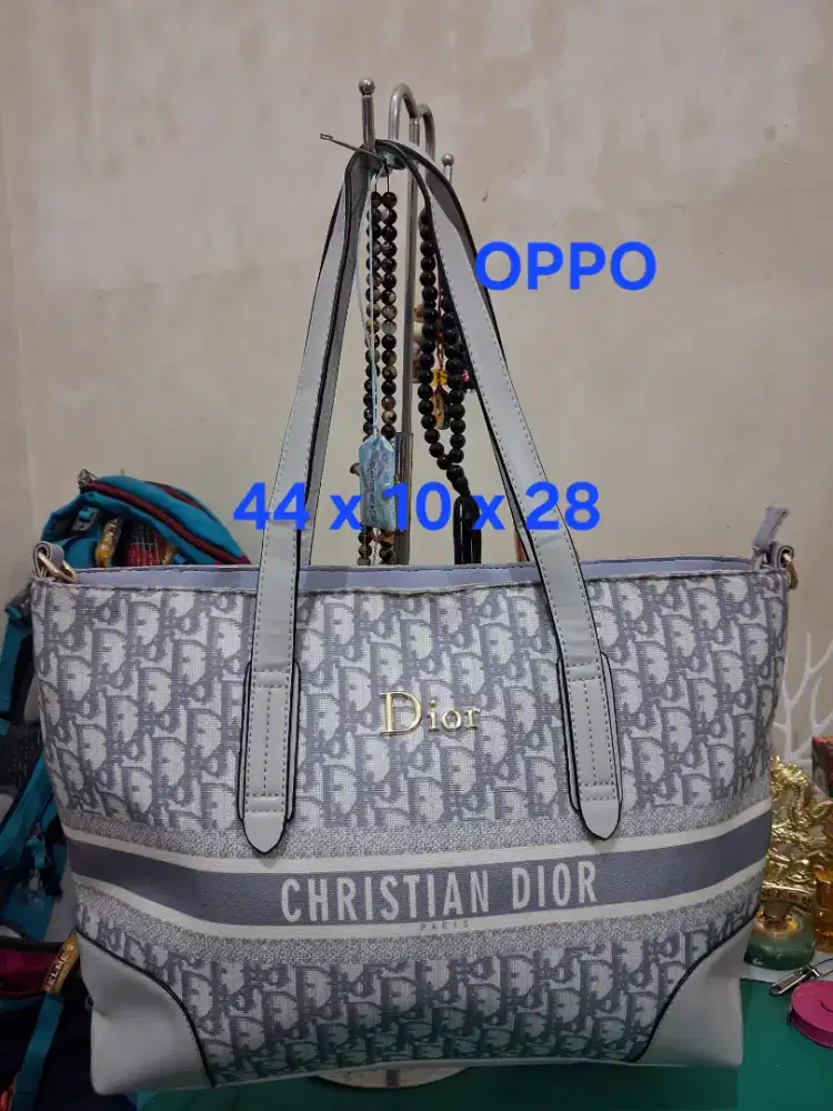 Tas branded
Dior uk 44 x 10 x 28
Limited edition
Barang terawat
Pemaka