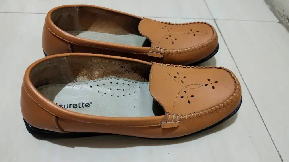 Dijual sepatu 2 pasang