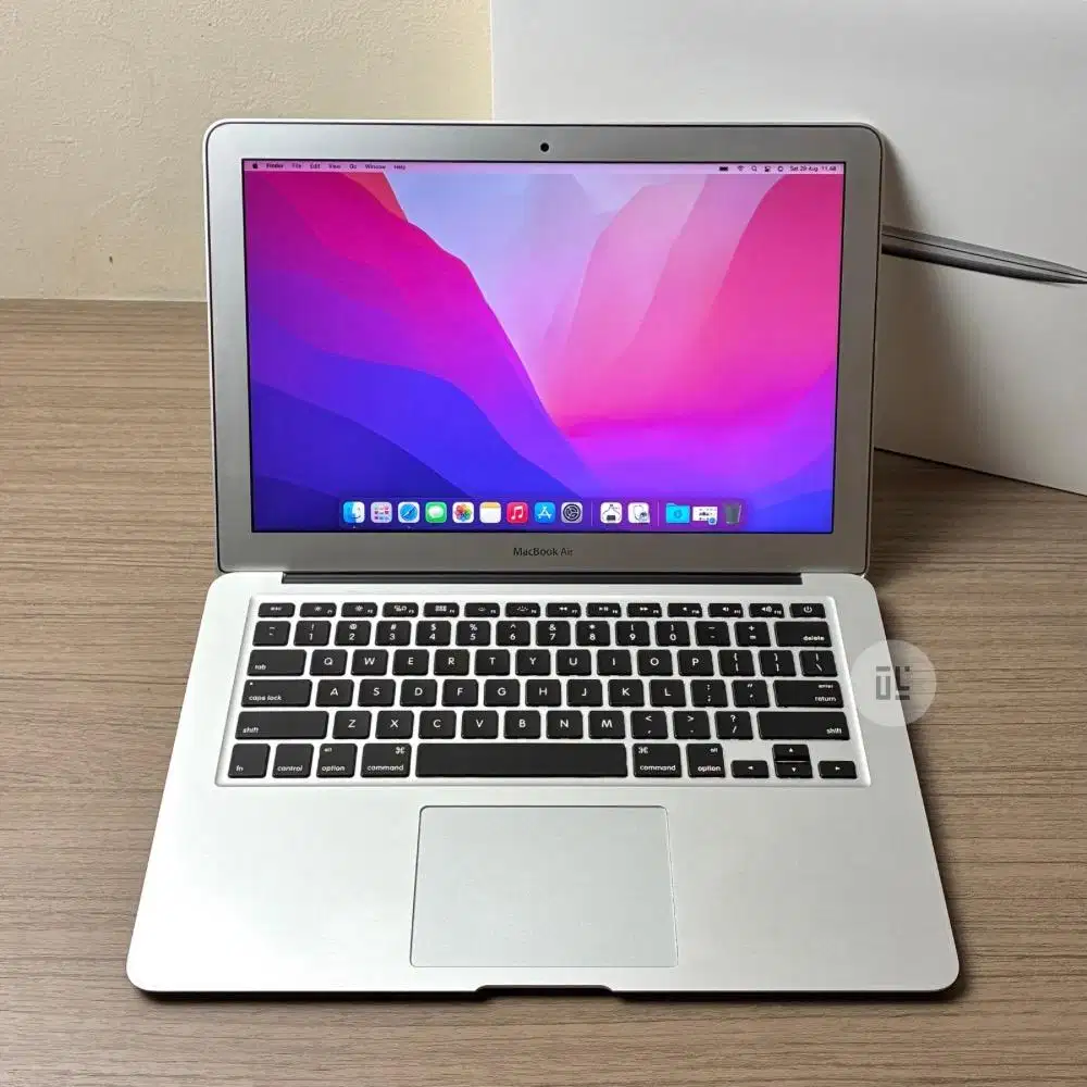 MacBook Air 2017 13” 8/500GB iBox Fullset Original Like New