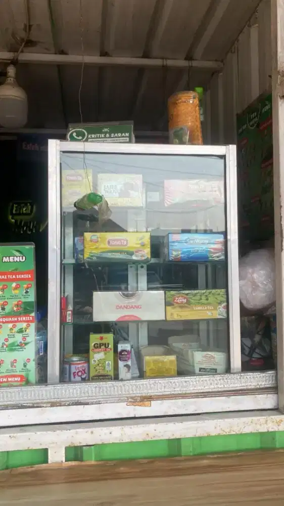Etalase rokok bekas