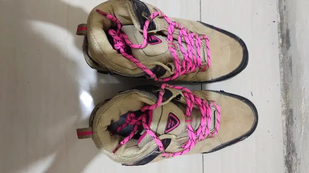 Dijual sepatu olahraga atau ke gunung