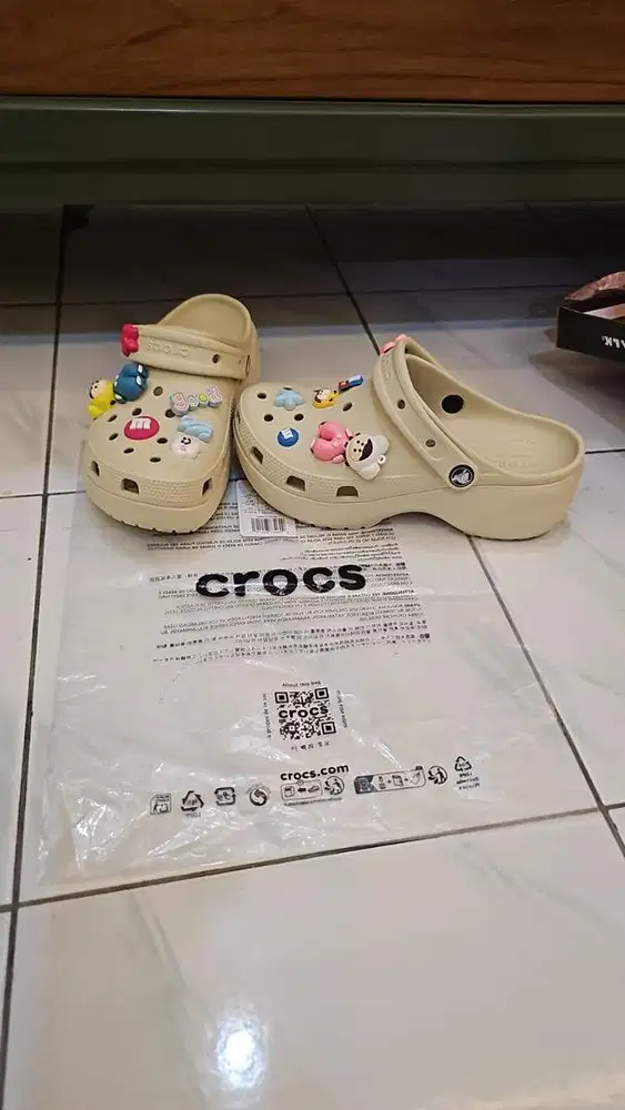 crocs wanita cream