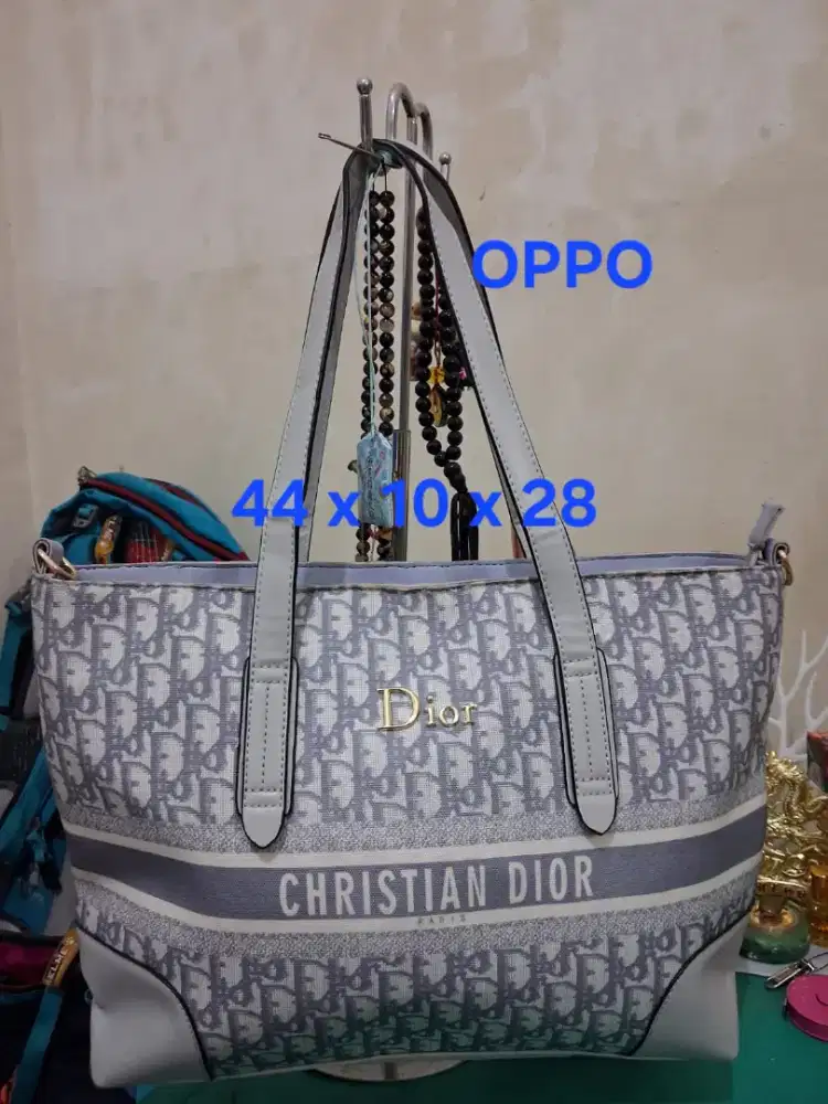 Tas branded
Dior uk 44 x 10 x 28
Limited edition
Barang terawat
Pemaka