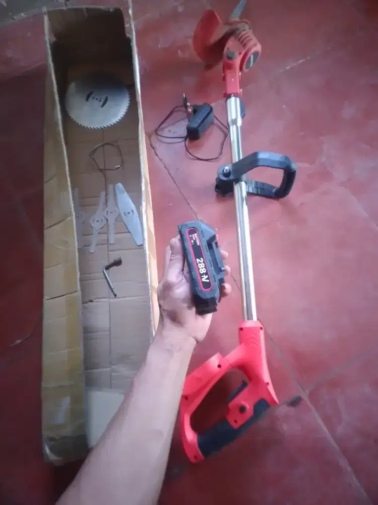 Mesin Potong Rumput Baterai Ironhoof (1 Baterai)