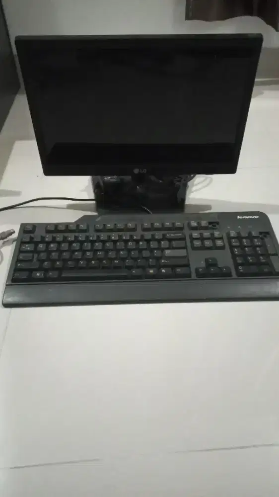 Monitor komputer merek LG 16M37A-B